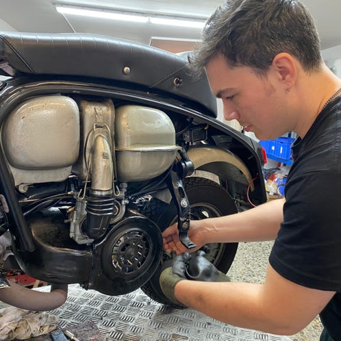 leon schraubt an einer Lambretta 