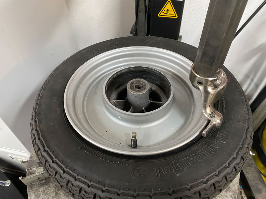 Reifenservice für eine NSU Lambretta in der 2-radscheune 