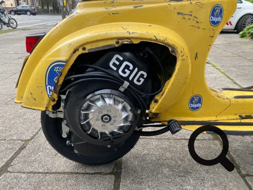 Vespa mit Egig Motor vor der 2-radscheune 