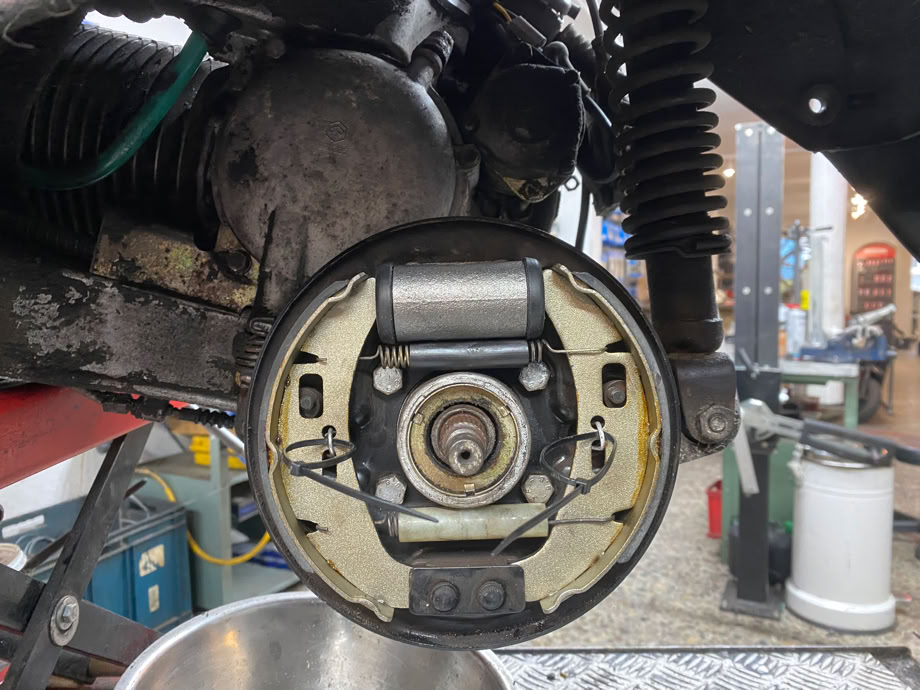 Kontrolle der Trommelbremse auf Dichtheit bei einer Vespa Cosa in der 2-radscheune 