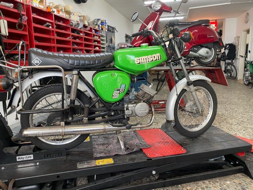 Simson steht auf der Hebebühne 