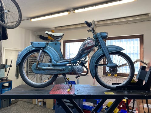 Moped auf der Hebebühne 